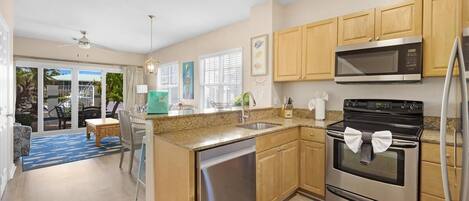 Jääkaappi, mikroaaltouuni, uuni, liesi