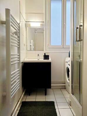 Hair dryer, towels, soap, toilet paper - Charming 3-room apartment, Paris 19e (Paris)