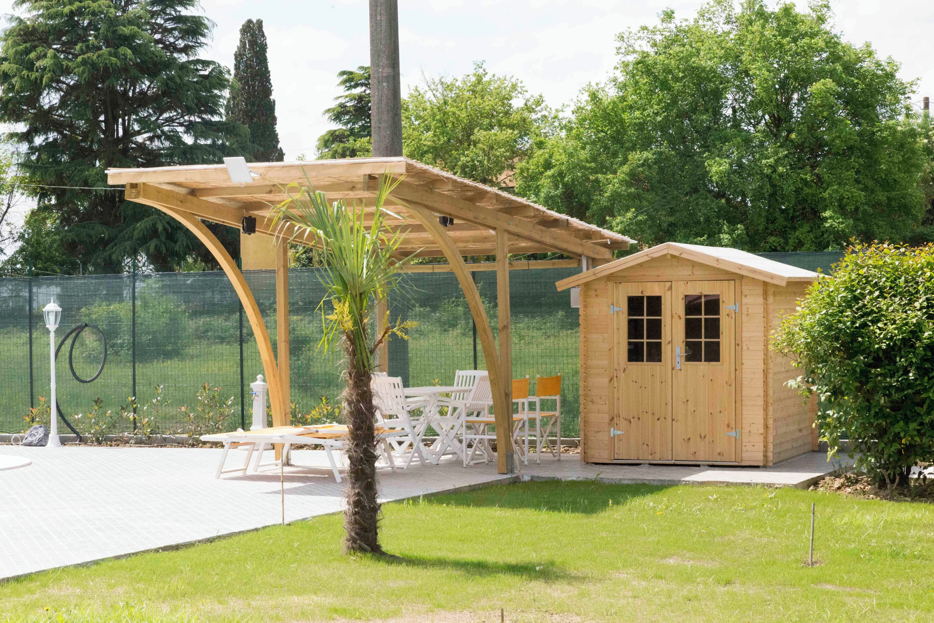 Una piscina al aire libre de temporada