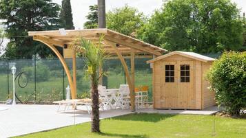 Una piscina al aire libre de temporada