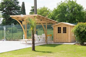 Una piscina al aire libre de temporada