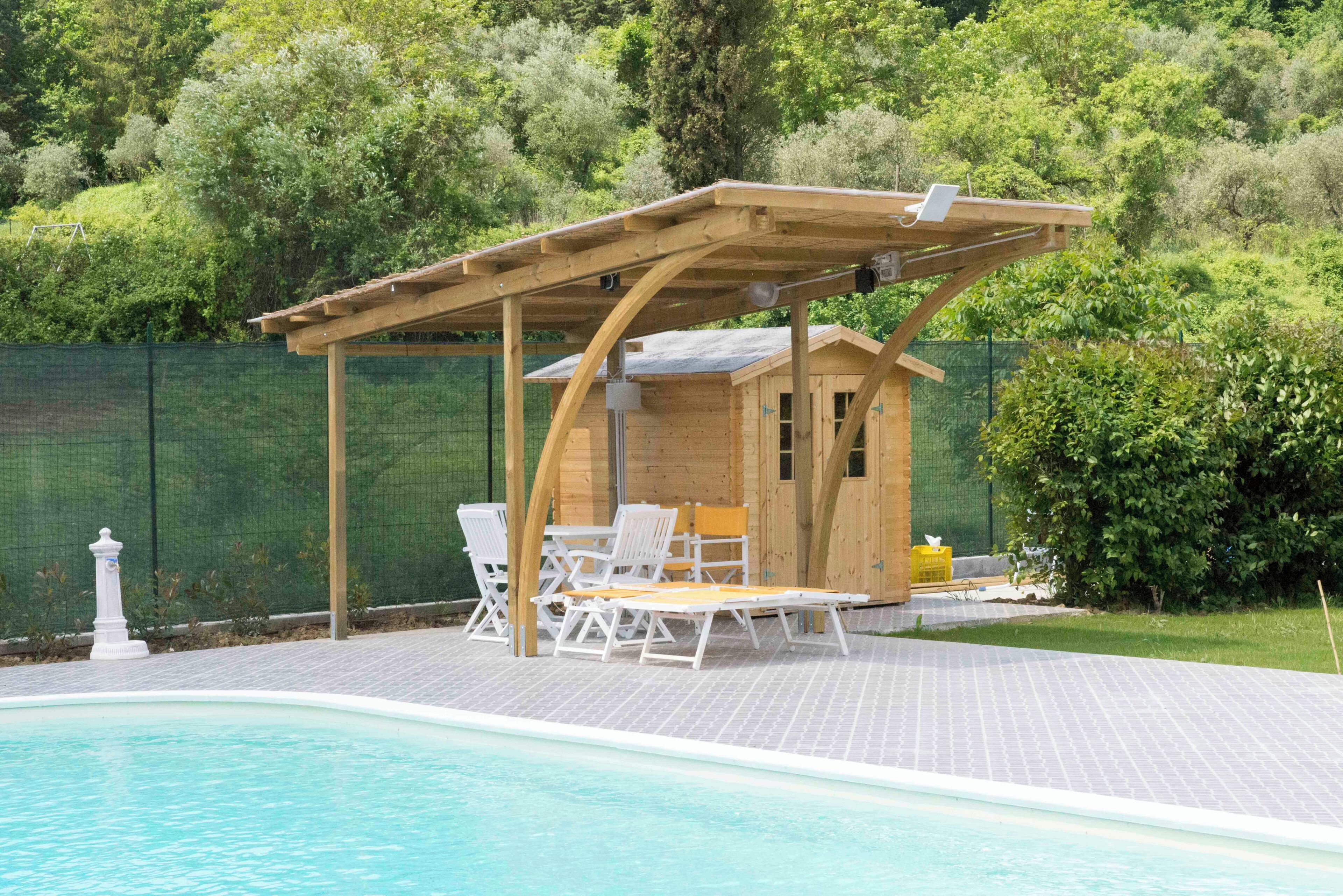 Una piscina al aire libre de temporada