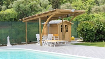 Una piscina al aire libre de temporada