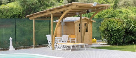 Piscine extérieure en saison