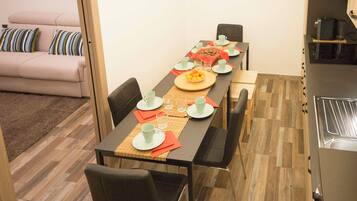Appartement Confort, plusieurs lits, balcon, vue piscine | Cuisine privée