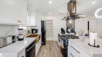 Een koelkast, een magnetron, een oven, een kookplaat