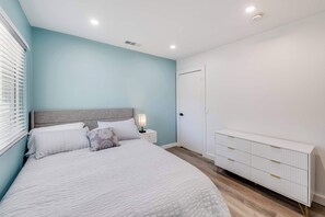 4 bedrooms, iron/ironing board, WiFi, bed sheets