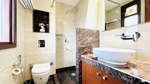 Chuveiro, toalhas de banho, sabonete, shampoo