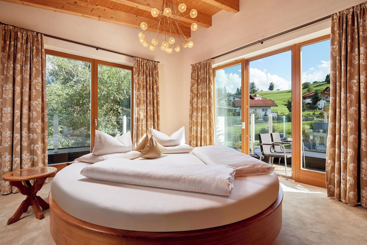 In-room safe, iron/ironing board, free WiFi, bed sheets