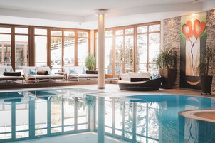 Una piscina cubierta, una piscina al aire libre