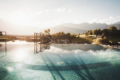 Kolam renang indoor dan kolam renang outdoor