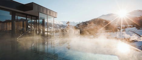 Inomhuspool och utomhuspool