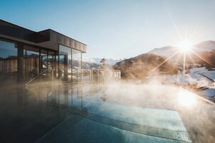 Una piscina techada, una piscina al aire libre