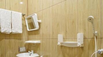 Doppel- oder Zweibettzimmer, Terrasse, Gartenblick | Badezimmer | Dusche, Haartrockner, Hausschuhe, Handtücher