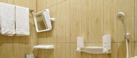 غرفة مزدوجة أو بسريرين منفصلين - برواق - منظر للحديقة | حمام | تجهيزات دش، مجففات شعر، خف للقدمين، مناشف