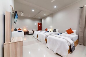 Habitación cuádruple, patio, vistas al jardín | Escritorio, sistema de insonorización, tabla de planchar con plancha