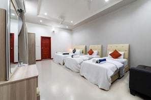 Habitación cuádruple, patio, vista al jardín | Escritorio, insonorización, tabla de planchar con plancha y wifi gratis