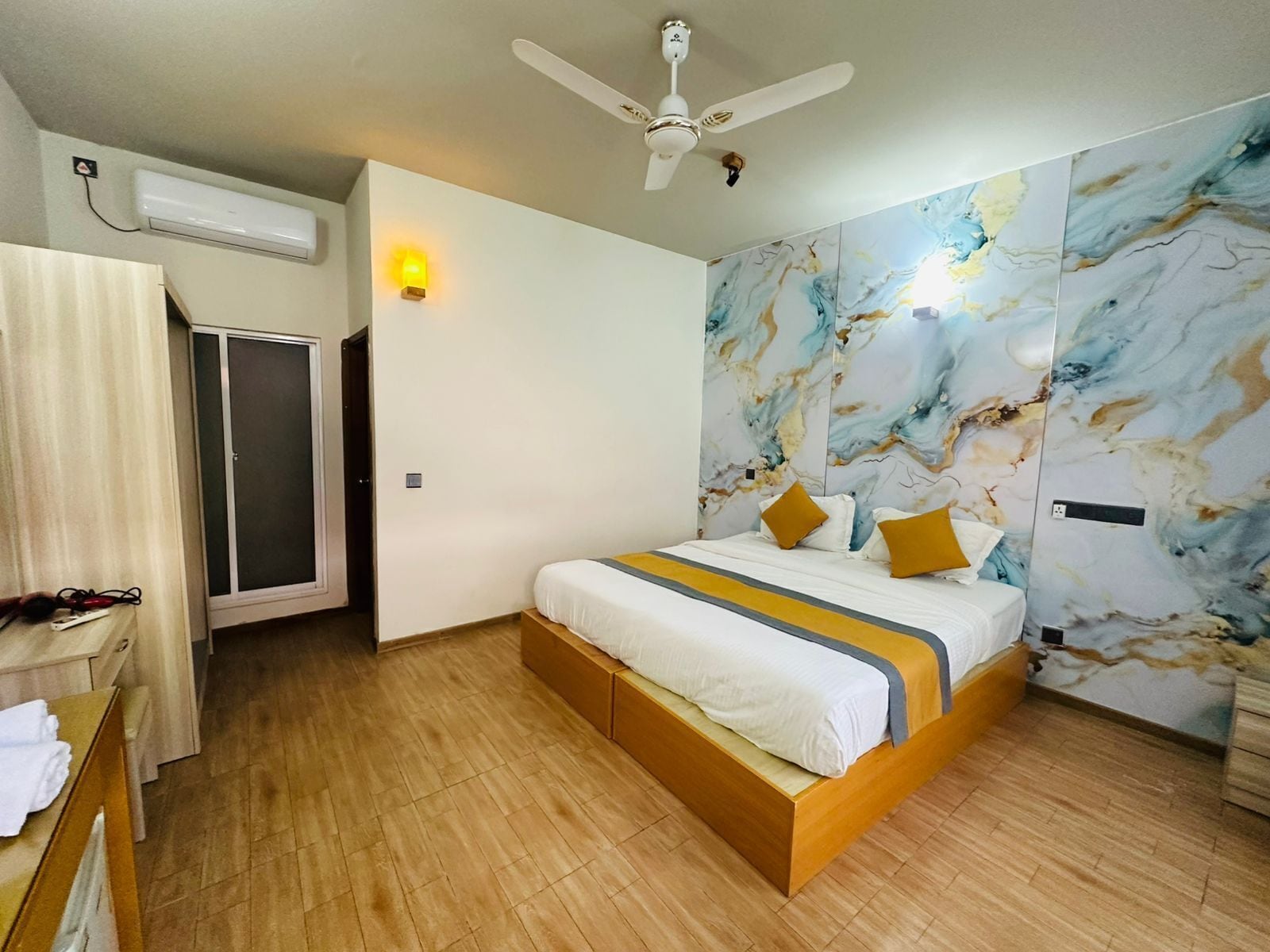 Desk, soundproofing, iron/ironing board, free WiFi