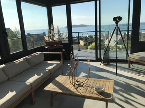 Smart TV, lareira, mesa de pingue-pongue, livros