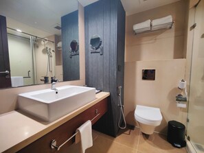 Shower, hydromassage showerhead, towels, soap