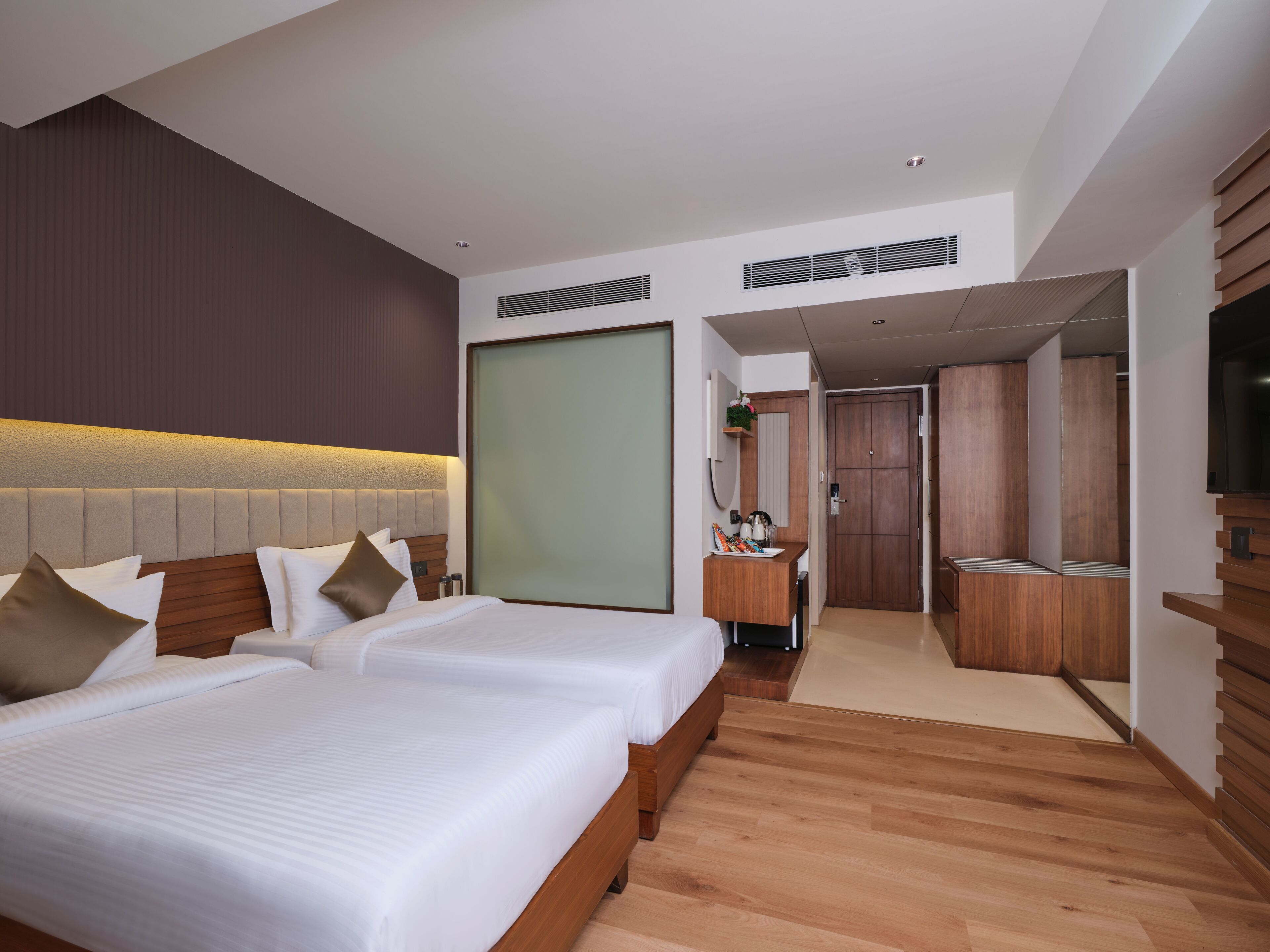 Deluxe Twin Room | Minibar, in-room safe, desk, laptop workspace