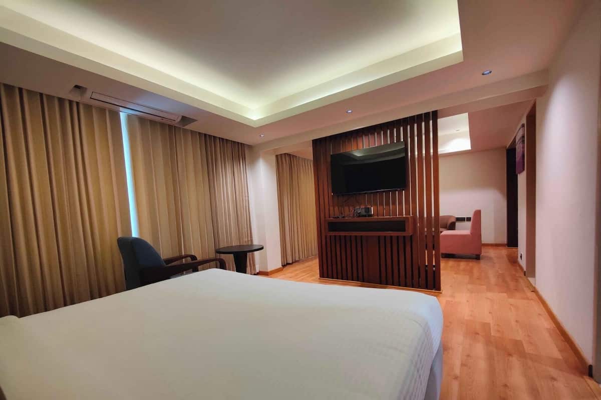 Senior Studio Suite, 1 Double Bed | Minibar, in-room safe, desk, laptop workspace