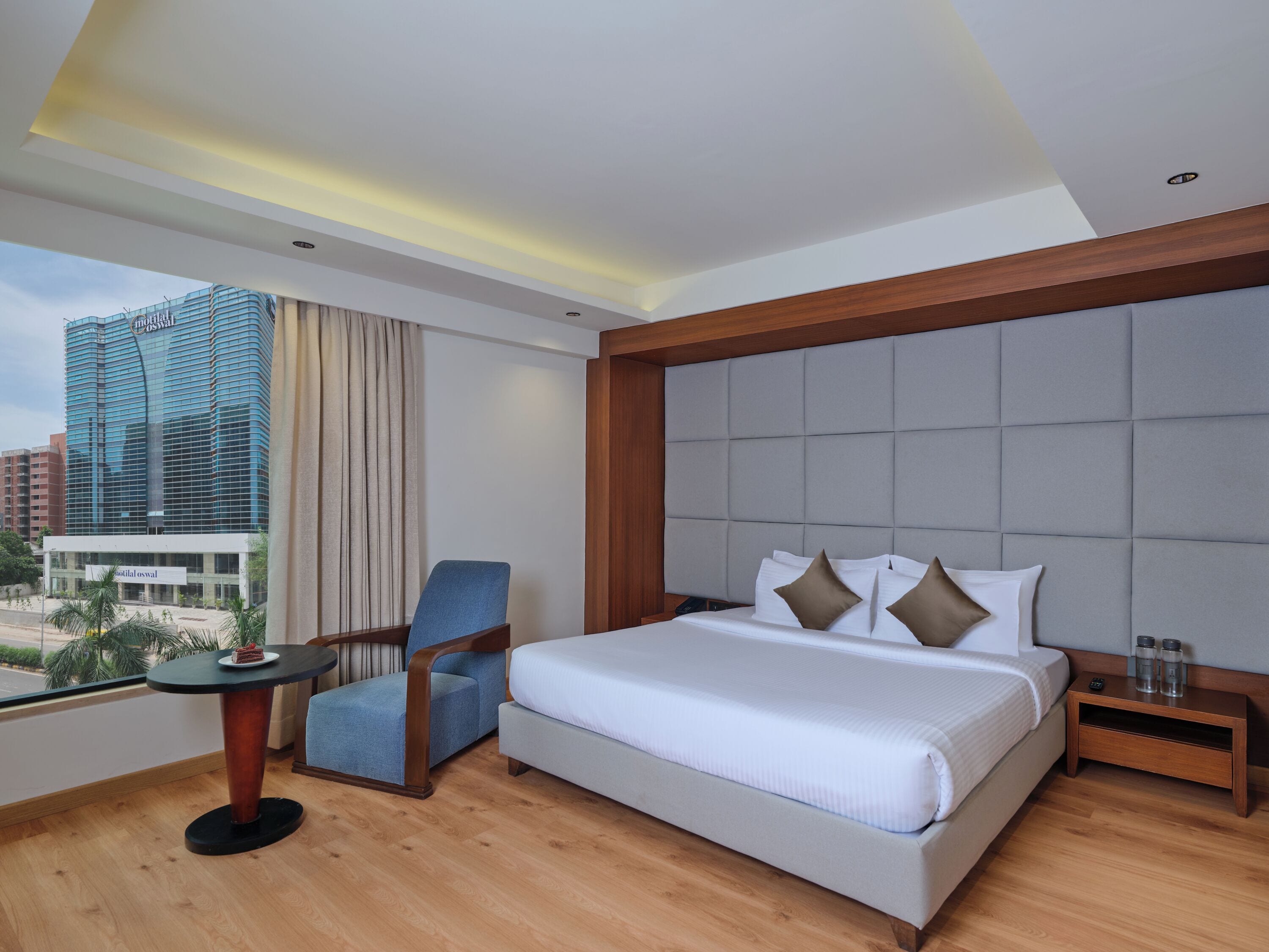 尊貴客房 | 迷你吧、房內夾萬、書桌、手提電腦工作空間