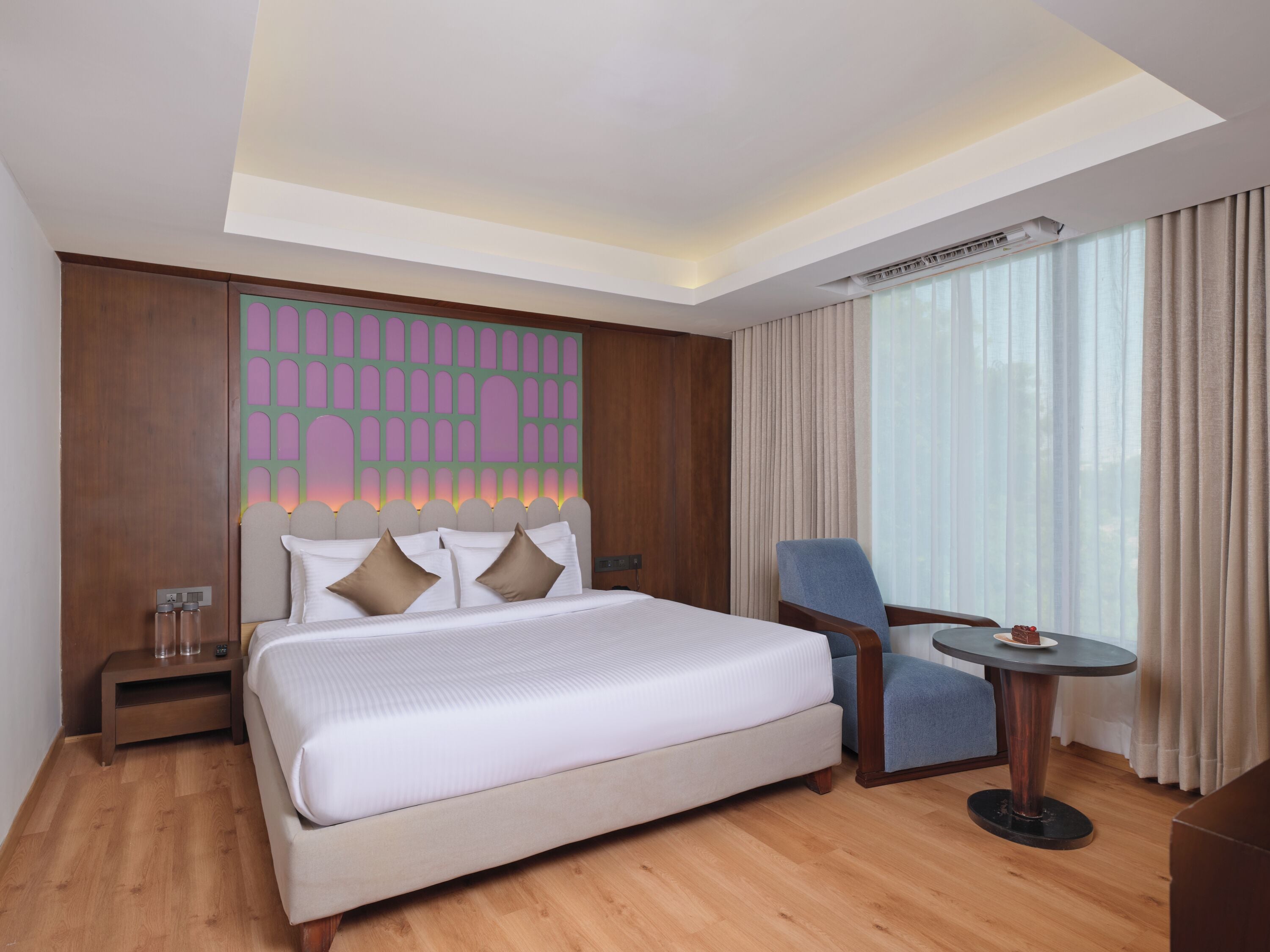 Senior Studio Suite, 1 Double Bed | Minibar, in-room safe, desk, laptop workspace