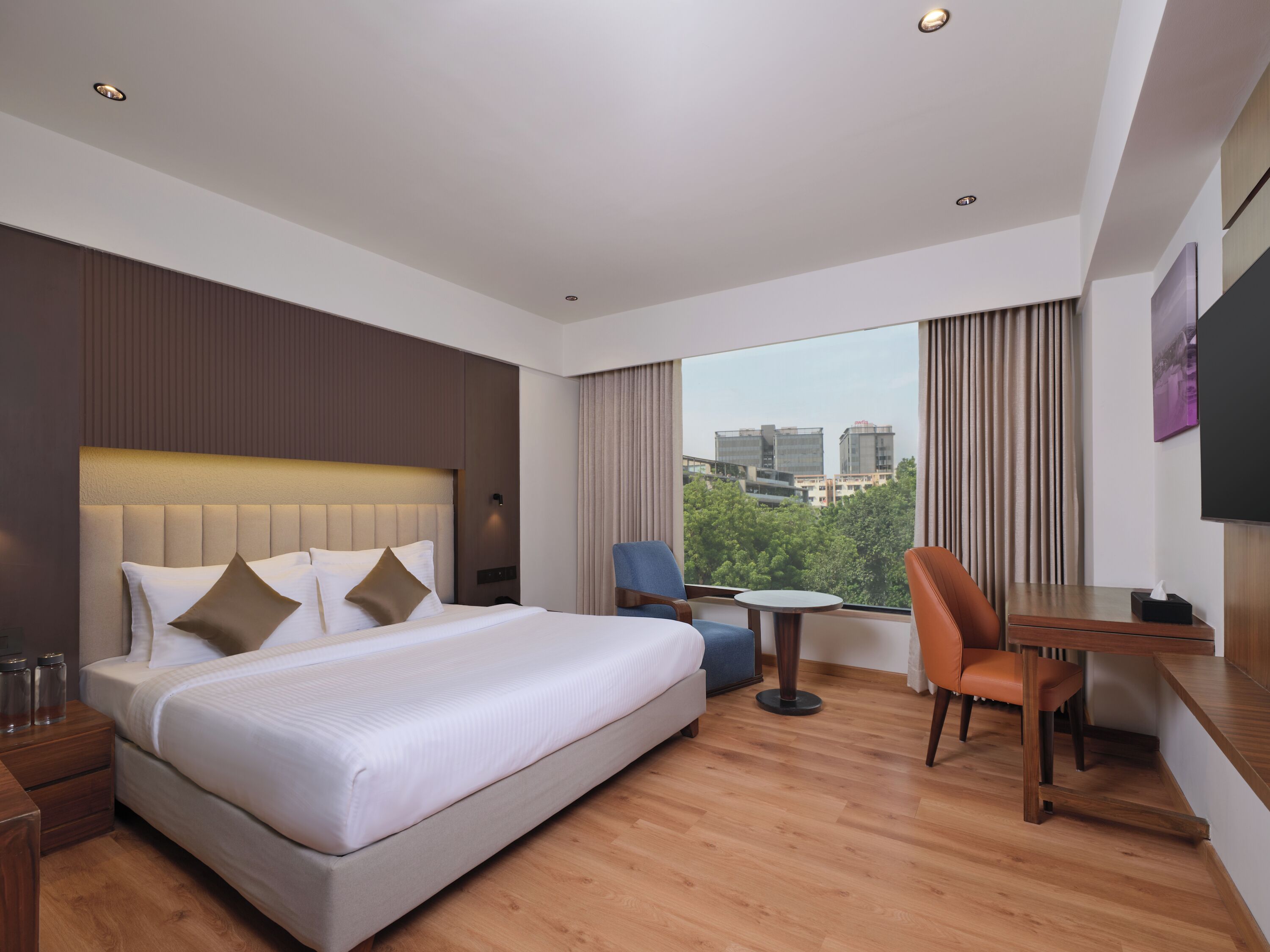 Deluxe Room | Minibar, in-room safe, desk, laptop workspace