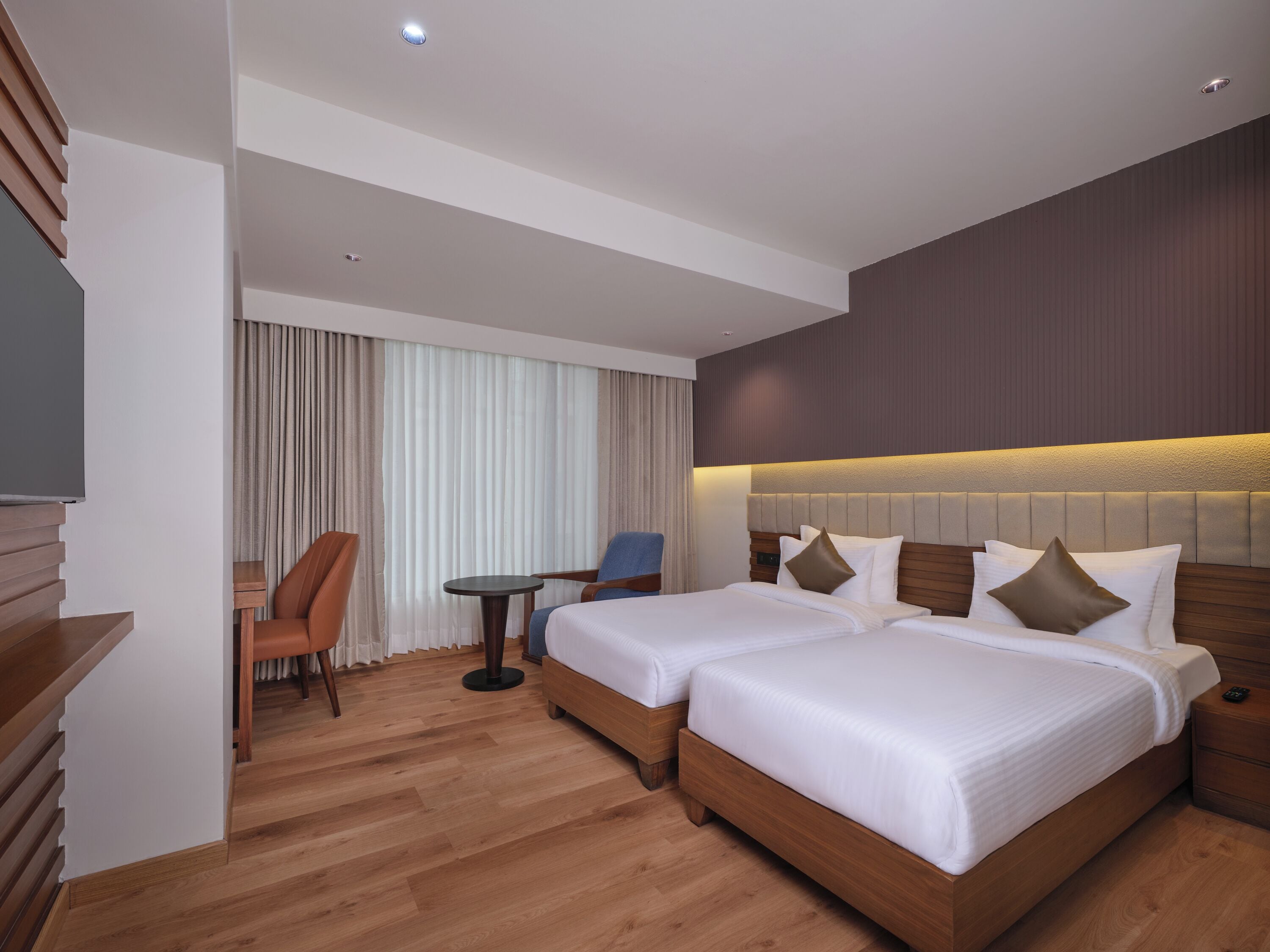 Deluxe kamer | Een minibar, een kluis op de kamer, een bureau, een laptopwerkplek