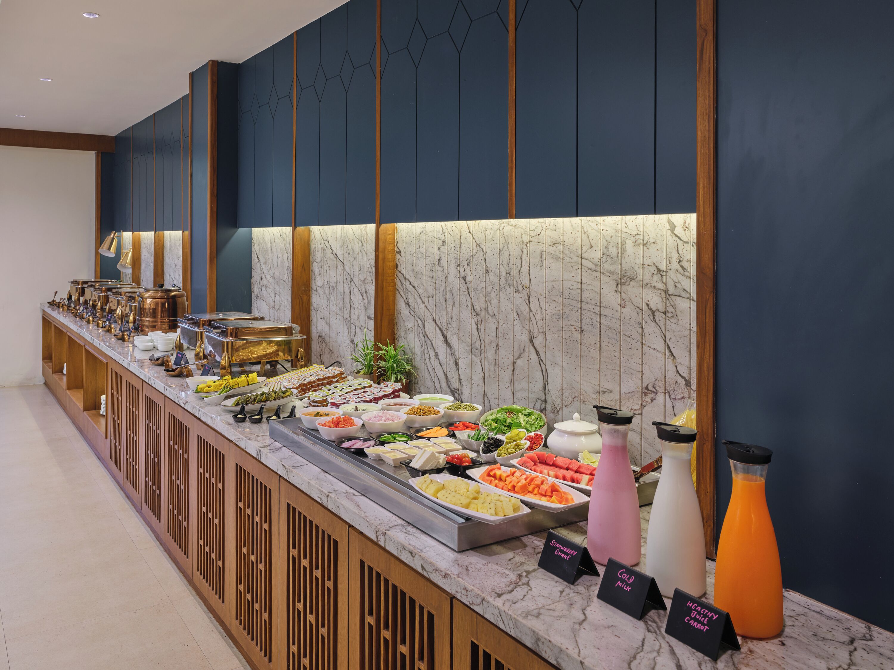 อาหารเช้าแบบบุฟเฟ่ต์ทุกวัน (INR 650 ต่อคน)