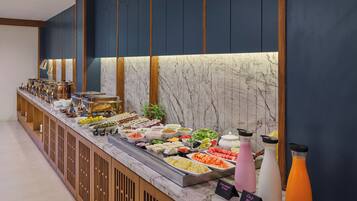 Desayuno buffet (INR 650 por persona)