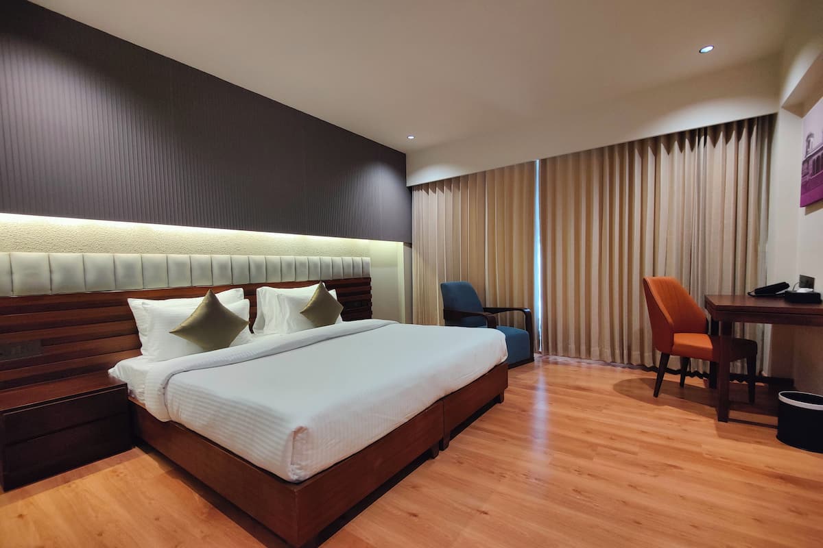 Habitación Premier | Minibar, caja fuerte, escritorio y espacio para trabajar con un portátil