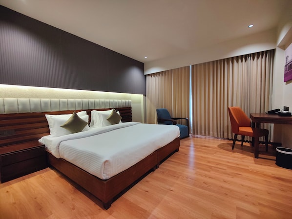 Premier Room | Minibar, in-room safe, desk, laptop workspace