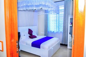 Phòng Executive | Bàn, khu vực làm việc phù hợp cho laptop 