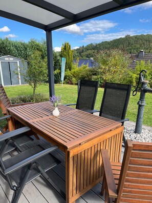 Outdoor dining - Apartment 'Retreat' with Mountain View, Private Garden and Wi-Fi (Plettenberg)