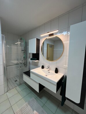 Shower, hair dryer, towels