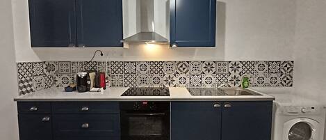 Réfrigérateur, micro-ondes, four, cafetiÚre/bouilloire