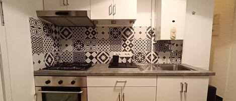 Frigorifero, microonde, forno, piano cottura