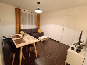 Dining - Le petit futé sleeps 2 (Ivry-sur-Seine)