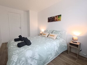 2 bedrooms, iron/ironing board, WiFi, bed sheets