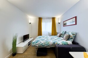 Iron/ironing board, WiFi, bed sheets