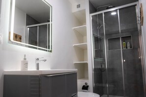 Sèche-cheveux, serviettes fournies, savon, shampoing