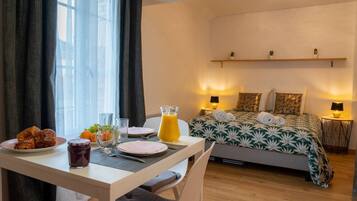 1 chambre, bureau, fer et planche à repasser, lit parapluie