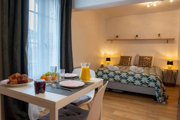 1 slaapkamer, een bureau, een strijkplank/strijkijzer, reisbedje