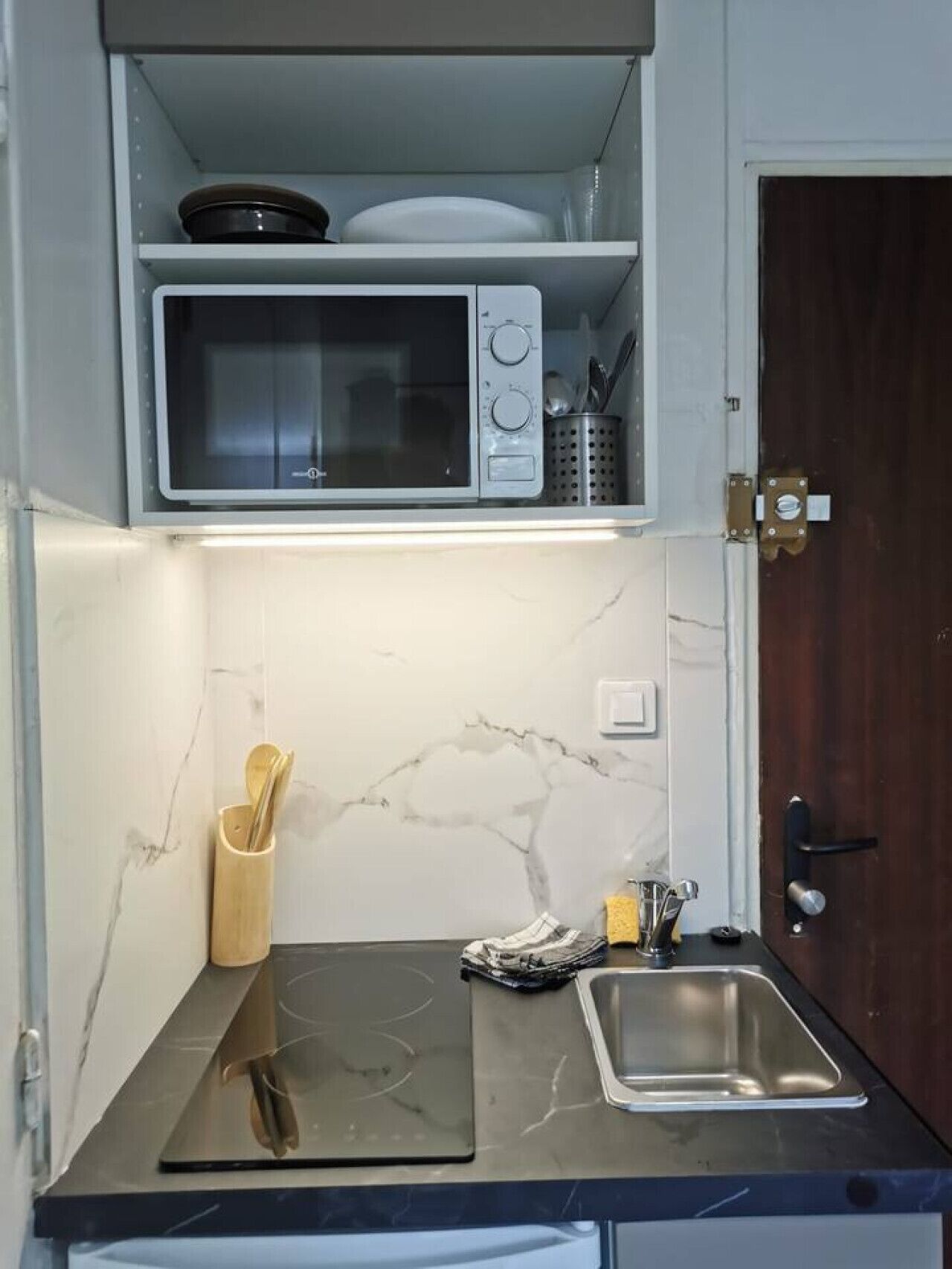 Réfrigérateur, micro-ondes, cafetière/bouilloire, grille-pain