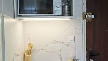 Kühlschrank, Mikrowelle, Wasserkocher mit Kaffee-/Teezubehör, Toaster