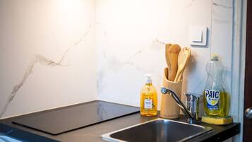 Refrigerador, microondas, cafetera y tetera y tostadora