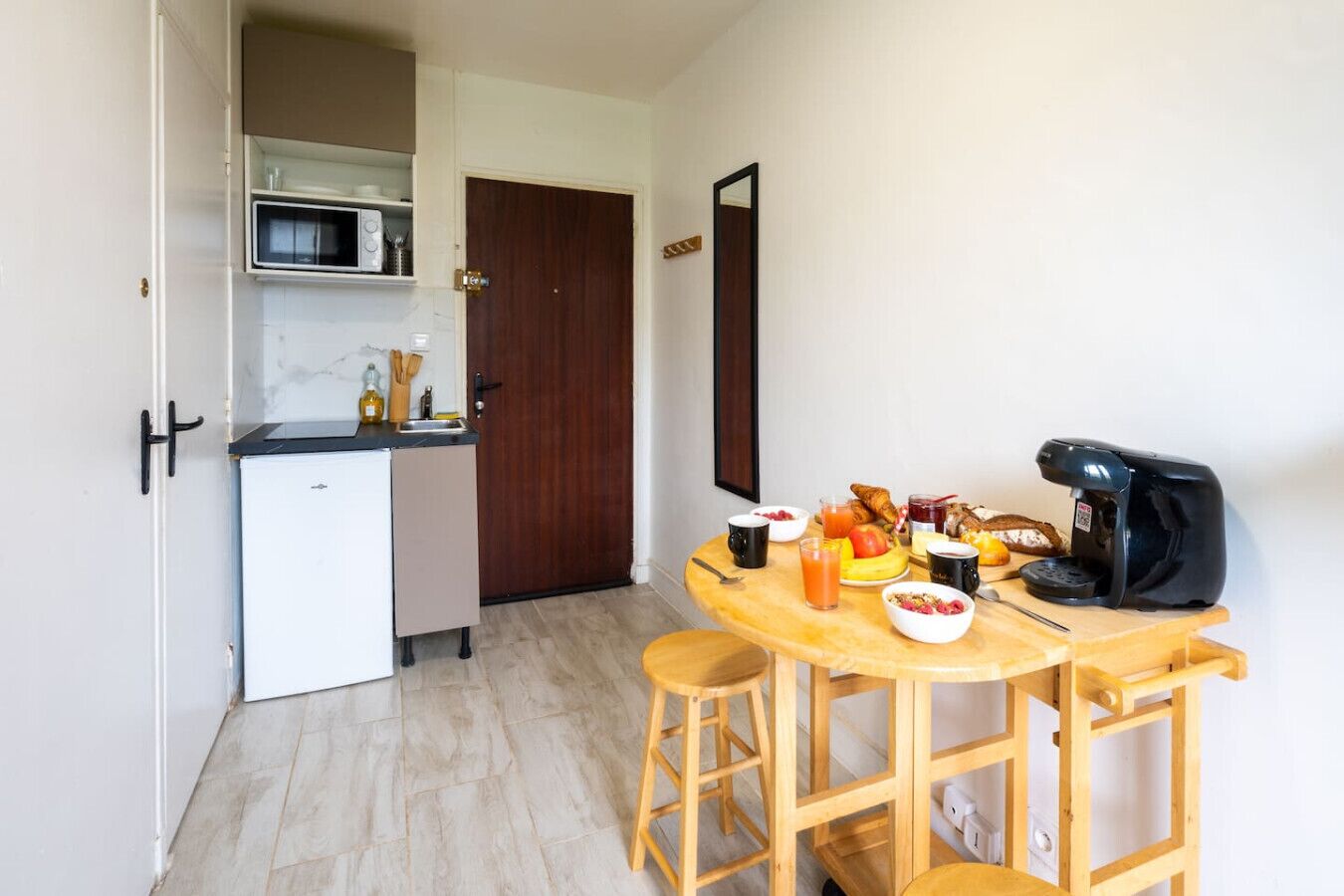 Køleskab, mikrobølgeovn, kaffe-/temaskine, brødrister