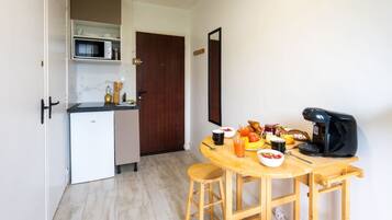 Køleskab, mikrobølgeovn, kaffe-/temaskine, brødrister